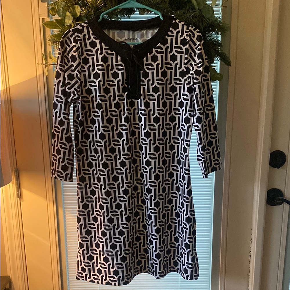 Like New Lands’ End Black and White Chain Patterned Spandex Dress